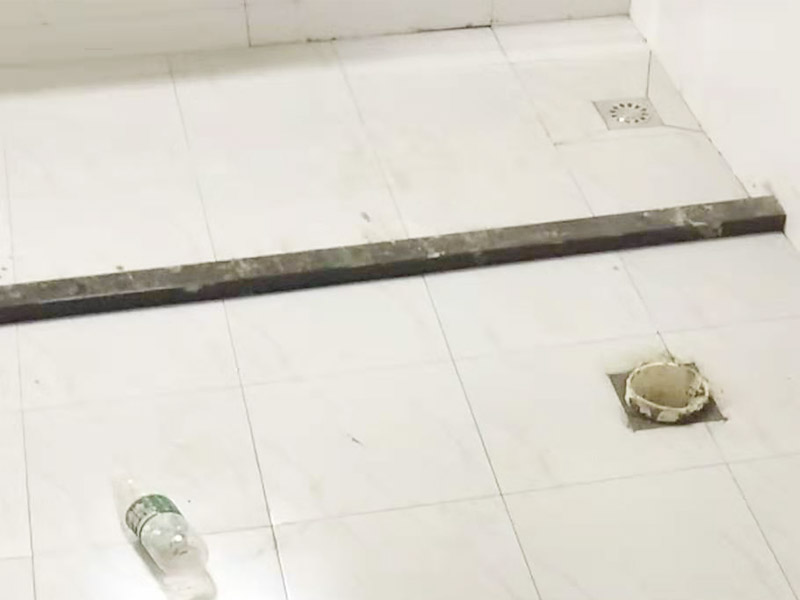 衛(wèi)生間馬桶安裝：第一步：先檢查地面下水口，看其里面是否有垃圾堆積，如果有我們一定要仔細的檢查并清理干凈。如果清理不好很可能會引起馬桶堵塞等問題。 第二步：將馬桶的出水管先試著安裝放上去，在馬桶的栓孔眼的地方用記號筆做上記號，然后再挪開馬桶。 第三步：在做好記號的地方開一個直接為1.5-2cm，高度為6cm的孔，然后用水泥將1cm的螺栓捻牢在孔洞里面。然后將馬桶放上去看其是否吻合，檢查好后移開馬桶。然后在馬桶出水管和下水管扣周圍涂上油灰，然后將螺栓孔對準捻好的螺栓，擺正擰好。