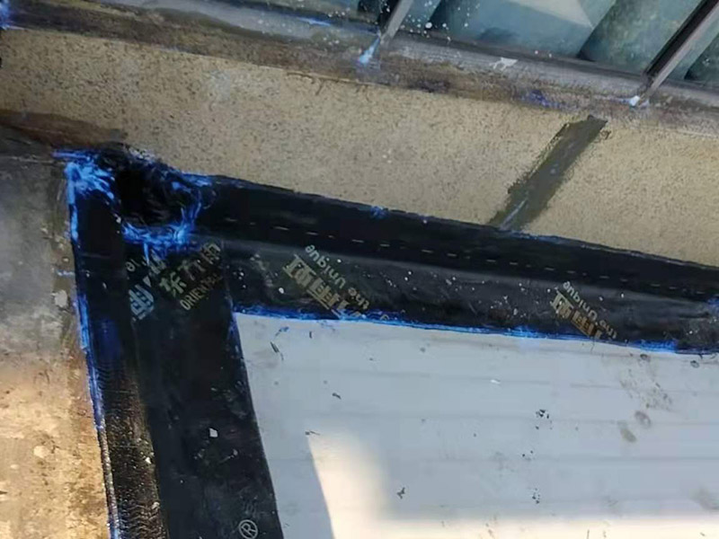 屋頂漏水怎么做？可以用耐候玻璃膠，或密封膠。一是利用玻璃房的坡度加大，將頂面雨水因勢(shì)利導(dǎo)的迅速排除；二是利用防水涂料堵塞玻璃桿件間的縫隙，要求無縫、無孔，以防止雨水滲漏。