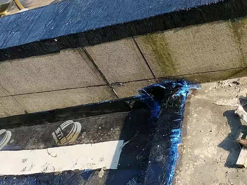 屋頂漏水怎么做？可以用耐候玻璃膠，或密封膠。一是利用玻璃房的坡度加大，將頂面雨水因勢(shì)利導(dǎo)的迅速排除；二是利用防水涂料堵塞玻璃桿件間的縫隙，要求無縫、無孔，以防止雨水滲漏。