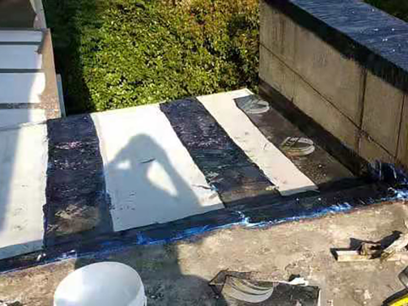 屋頂漏水怎么做？可以用耐候玻璃膠，或密封膠。一是利用玻璃房的坡度加大，將頂面雨水因勢(shì)利導(dǎo)的迅速排除；二是利用防水涂料堵塞玻璃桿件間的縫隙，要求無縫、無孔，以防止雨水滲漏。