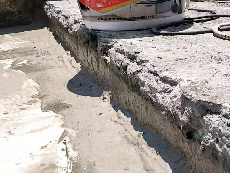 屋頂漏水怎么做？可以用耐候玻璃膠，或密封膠。一是利用玻璃房的坡度加大，將頂面雨水因勢(shì)利導(dǎo)的迅速排除；二是利用防水涂料堵塞玻璃桿件間的縫隙，要求無縫、無孔，以防止雨水滲漏。