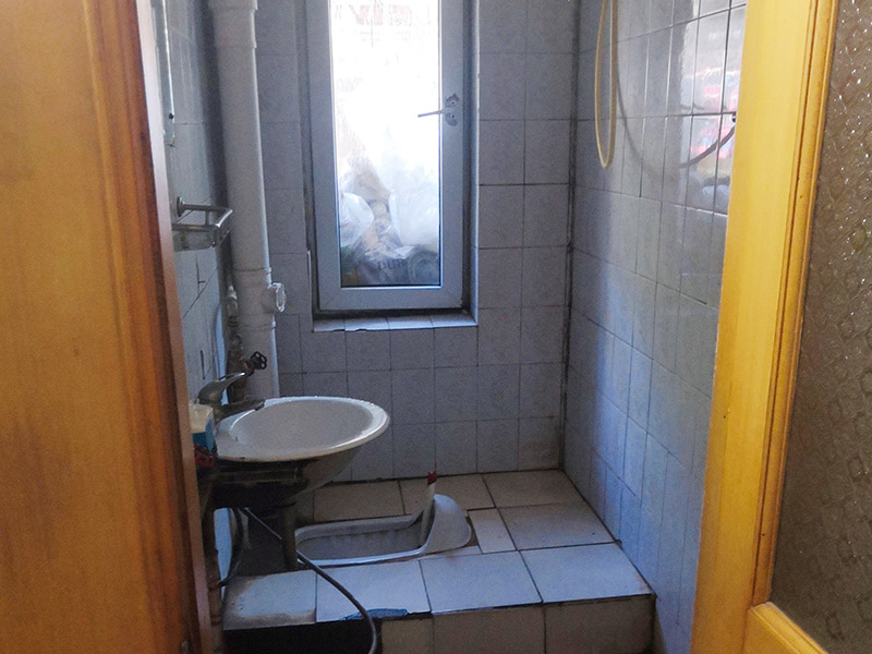 廚衛(wèi)改造施工：改造之前你需要將這些不滿意的地方進(jìn)行拆除，且拆除之后的垃圾也要及時清理，避免阻礙施工進(jìn)程。將不需要或是不滿意的地方進(jìn)行拆除后，留下的成品需要進(jìn)行施工保護(hù)，防止磕碰到，還可防止被上面的重物或是棱角碰壞。 水電改造可謂是改造衛(wèi)生間的重點，衛(wèi)生間原有的水電路管線往往有許多不合理的布局，所以在改造過程中要對原有的水電路進(jìn)行徹查，看是否存在銹蝕、老化等情況，若有，則需要更換新的電路、水路，如果線路良好，且沒有多大的問題，則只需要添加刪減線路就可以了。同時在改造的時候最好能做到以后維修和保養(yǎng)都比較方便，然后將其做好隱蔽處理。 衛(wèi)生間墻面上要做大約30厘米的防水涂料，以防積水浸透墻面，且要保證涂刷厚度均勻，還需要處理好地面和墻面交界處的各類管件的涂刷。待防水處理完全確定后，等待地面干透就可以做后續(xù)的工程了。