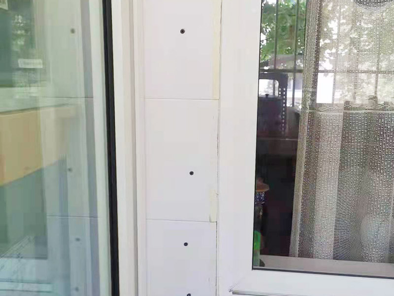 局部改造維修：衛(wèi)生間改造中水電的改造尤為重要且需要最早開始著手，由于會涉及到浴霸采暖、燈光的線路走向、水管的入墻等問題，所以在改造之前需制定一個詳細的水電走向設(shè)計，從而提高安全質(zhì)量以及滿足裝修業(yè)主們生活的需要。 其次就是需要對其做相應(yīng)的防水處理。因為在日常的家庭中，衛(wèi)生間的水是處處可見的，非常潮濕。衛(wèi)生間內(nèi)的防水涂料是由地面延伸到墻面的，涂刷過程中精良的保證厚度均勻。還需要處理好地面和墻面交界處的各類管件的涂刷。待防水處理完全確定后，等待地面干透就可以做后續(xù)的工程了。 接下來就是貼瓷磚了。衛(wèi)生間改造中貼瓷磚不僅僅會有裝飾作用還能加強墻面和地面的防水效果。 衛(wèi)生間改造中一般都需要做吊頂處理，當然，美觀的同時作為淋浴的場所防水等方面也需要注意