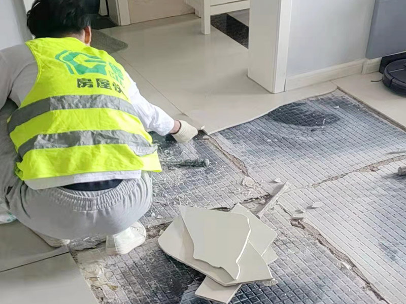 客廳地磚起翹修復：將油灰刀的邊緣滑入松散的瓷磚與其旁邊的瓷磚之間的接縫中。撬起瓷磚并將其移除。用金屬刮刀或小的撬桿的平坦邊緣刮掉基材和瓷磚背面的稀釋劑或瓷磚粘合劑。用相同的工具刮擦周圍空間的舊水泥漿。用清水沖洗除去翹起的瓷磚，然后用濕海綿擦拭，使其干凈。將砂漿抹在缺口邊緣上，然后將稀釋水泥砂漿抹在瓷磚的背面，將瓷磚鋪回原位。如果難以將瓷磚平整，則將瓷磚墊片插入接縫或修補物與包圍它的瓷磚之間的接縫或接縫中。刮掉多余的漿液，并讓該區(qū)域靜置約10分鐘。用水蘸軟海綿，然后輕輕擦拭修復區(qū)域。瓷磚上出現(xiàn)一層干粉后，請用干抹布擦拭。