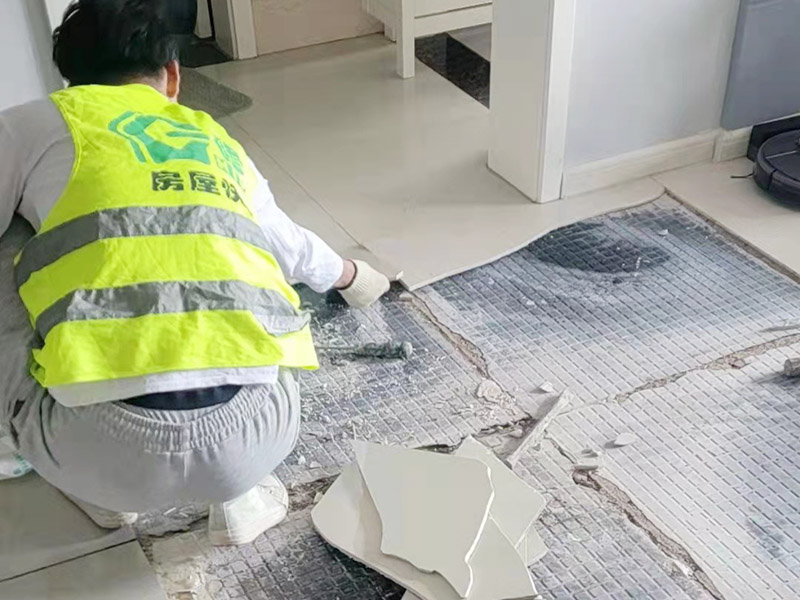 客廳地磚起翹修復：將油灰刀的邊緣滑入松散的瓷磚與其旁邊的瓷磚之間的接縫中。撬起瓷磚并將其移除。用金屬刮刀或小的撬桿的平坦邊緣刮掉基材和瓷磚背面的稀釋劑或瓷磚粘合劑。用相同的工具刮擦周圍空間的舊水泥漿。用清水沖洗除去翹起的瓷磚，然后用濕海綿擦拭，使其干凈。將砂漿抹在缺口邊緣上，然后將稀釋水泥砂漿抹在瓷磚的背面，將瓷磚鋪回原位。如果難以將瓷磚平整，則將瓷磚墊片插入接縫或修補物與包圍它的瓷磚之間的接縫或接縫中。刮掉多余的漿液，并讓該區(qū)域靜置約10分鐘。用水蘸軟海綿，然后輕輕擦拭修復區(qū)域。瓷磚上出現(xiàn)一層干粉后，請用干抹布擦拭。