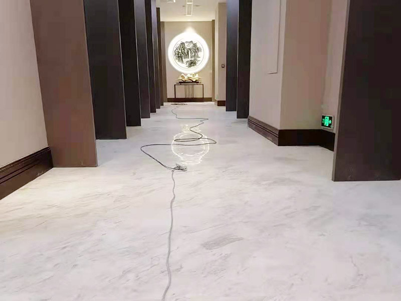 酒店走廊打磨翻新：瓷磚在經(jīng)過歲月洗禮之后，表面容易積水垢、油污，尤其縫里污漬特別多。所以在清洗瓷磚時，建議使用去污膏對表面進行一個徹底清洗。處理瓷磚縫隙的話，可以用牙刷沾著去污膏然后刷去。最后再用清水清理一遍，擦干即可。如果效果不滿意的話，還可以使用拋光打磨機對瓷磚進行打磨，雖然可以讓瓷磚恢復透亮，但對圖案紋理的完整性有一定的影響。