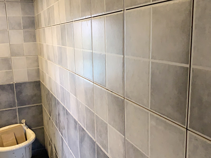 衛(wèi)生間墻磚鋪貼：首先應(yīng)除去基層表面的污垢，油漬，浮灰;除去基層上所有涂料層，膩子層;如果基層未能達到平整度要求，需對基層進行預(yù)先的找平處理。鋪貼瓷磚前需事先找好垂直線，以此為基準鋪貼的瓷磚高低均勻、垂直美觀;此外，施工前在墻體四周需彈出標高控制線，在地面彈出十字線，以控制地磚分隔尺寸。調(diào)制粘結(jié)劑：加水后將粘結(jié)劑漿料攪拌至潤滑均勻，無明顯塊狀或糊狀結(jié)塊，攪拌后的漿料靜置5-10分鐘后再稍加攪拌1-2分鐘即可使用。 將瓷磚平整地鋪貼在基層上，使用橡膠錘將瓷磚拍實鋪平。施工過程中，可小幅度轉(zhuǎn)動瓷磚，使?jié){料與瓷磚背面充分接觸。