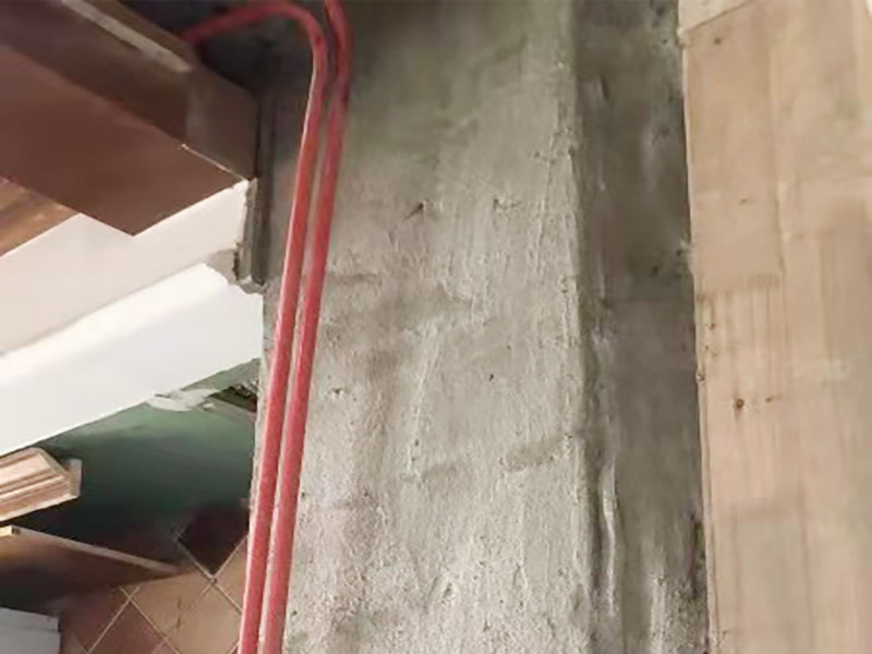 煙道維修施工：煙道一般是這樣的，倒樓板的時候，會在煙道位置留一個孔，要求混凝土返上30CM，防止?jié)B水，但大多數(shù)是沒有的，只會在這個孔周圍砌磚。也可換用成品煙道進行替換。　煙道是廢氣和煙霧排放的管狀裝置，住宅煙道是指用于排除廚房煙氣或衛(wèi)生間廢氣的豎向管道制品，也稱排風道、通風道、住宅排氣道。