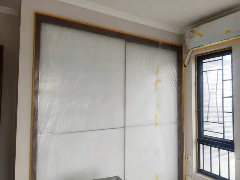 墻面家具成品保護(hù)：裝修工程成品保護(hù)包括玻璃幕墻、鋁合金成品保護(hù)、電訊通訊成品保護(hù)、木門成品保護(hù)，地面、墻面成品保護(hù)，水電成品保護(hù)，消防人防設(shè)備成品保護(hù)，通風(fēng)空調(diào)專業(yè)成品保護(hù)，吊頂成品保護(hù)以及石材成品保護(hù)。