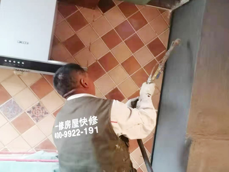 廚房墻面局部防水修復(fù):基面處理是防水施工的關(guān)鍵，施工前須清理基面，以確保其堅(jiān)固、平整、干凈，無(wú)灰塵、油膩、蠟、脫模劑等以及其它碎屑物質(zhì)，如有孔隙、裂縫等缺陷的，須預(yù)先用水泥砂漿修補(bǔ)抹平，陰陽(yáng)角處應(yīng)抹成圓弧形。保持基面濕潤(rùn)當(dāng)無(wú)水。涂刷時(shí)力度均勻，注意不要漏刷；前后兩遍涂刷時(shí)保持垂直相交的角度，以充分覆蓋到位；單次涂刷不宜過(guò)厚，特別是管口和轉(zhuǎn)角處，不能超過(guò)1mm，防止干固后產(chǎn)生裂縫。施工24時(shí)后建議用濕布覆蓋涂層或噴霧灑水對(duì)涂層進(jìn)行養(yǎng)護(hù)，在完全干固前須禁止踩踏、雨水、暴曬、尖銳損傷，特別是在后期安裝潔具時(shí)要特別注意不要破壞防水層。