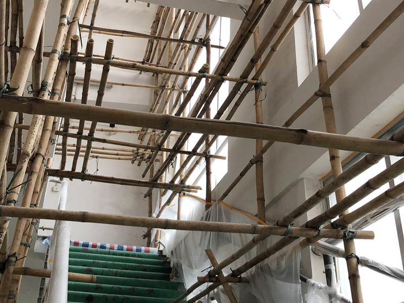 腳手架搭建安裝：腳手架外側(cè)防護(hù)必須使用合格的密目式安全網(wǎng)封閉，架體陰陽轉(zhuǎn)角處應(yīng)設(shè)置4根立桿，大橫桿應(yīng)連通封閉。主節(jié)點(diǎn)處必須設(shè)置縱橫向水平桿，立桿除頂層頂部外必須采用對接，大橫桿在架體轉(zhuǎn)角外可以搭接，剪刀撐必須搭接。剪刀撐、連墻件必須隨外腳手架同步搭設(shè)、同步拆除，嚴(yán)禁后搭或先拆。落地式腳手架搭設(shè)高度不宜超過35m，高度在35～50m時必須采取卸荷措施，高度大于50m時必須采取卸荷措施。