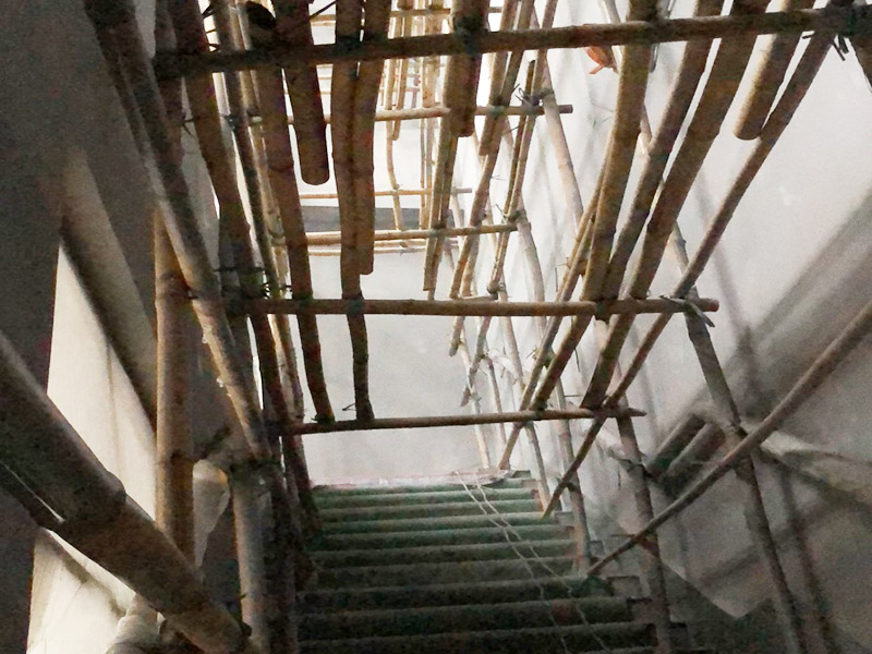 腳手架搭建安裝：腳手架外側(cè)防護(hù)必須使用合格的密目式安全網(wǎng)封閉，架體陰陽轉(zhuǎn)角處應(yīng)設(shè)置4根立桿，大橫桿應(yīng)連通封閉。主節(jié)點(diǎn)處必須設(shè)置縱橫向水平桿，立桿除頂層頂部外必須采用對接，大橫桿在架體轉(zhuǎn)角外可以搭接，剪刀撐必須搭接。剪刀撐、連墻件必須隨外腳手架同步搭設(shè)、同步拆除，嚴(yán)禁后搭或先拆。落地式腳手架搭設(shè)高度不宜超過35m，高度在35～50m時必須采取卸荷措施，高度大于50m時必須采取卸荷措施。