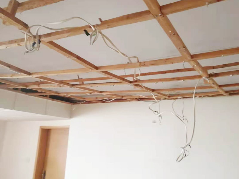 吊頂維修安裝：進(jìn)行吊頂高度的精確測(cè)量，都是裝修吊頂?shù)牧鞒讨信旁谑孜坏牟襟E。具體的操作方法就是先準(zhǔn)備好一個(gè)卷尺，然后標(biāo)清楚所在房屋的高水平線，以豎向測(cè)量的方式，來(lái)確認(rèn)標(biāo)高，繼而用彈線把龍骨從頂板的位置彈出來(lái)，完成這一步后，不要忘了用這種方法在墻壁的位置確定頂棚區(qū)域的標(biāo)高水平線。做好了樓層和墻壁等處需要標(biāo)高之后，裝修吊頂?shù)牧鞒痰南乱画h(huán)節(jié)就是主龍骨吊桿的安裝了。