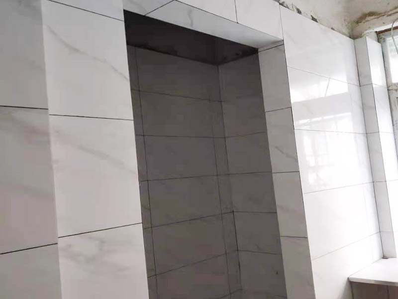 廚衛(wèi)瓷磚鋪貼案例：衛(wèi)生間、廚房的瓷磚鋪貼與客廳一樣，檢查是否平整，敲擊有無空鼓，縫隙不大且平均整齊，特別是四塊磚的角在一起的地方是否平整。 陽角處一定要碰角（各45度合在一起呈90度）鋪裝。 要注意的是廚衛(wèi)地磚要有往地漏傾斜的坡度，檢查水能不能往哪里流動(dòng)。而且地磚要低于相連的其他地面。