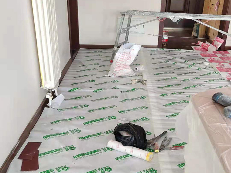 墻面修補(bǔ)成品保護(hù)：安裝完成的墻面板應(yīng)將轉(zhuǎn)角、門框及柱子等陽角部位用柔性紙板或塑料泡沫進(jìn)行包裹，在明顯的區(qū)域內(nèi)做好成品保護(hù)標(biāo)示防止，尤其在人手所能觸及的范圍內(nèi)做好防護(hù)，防止污染和磕碰等損壞。水暖、電、通風(fēng)等工種應(yīng)在板塊墻面前施工，防止損壞面板。拆除腳手架子時(shí)嚴(yán)格按照腳手架方案進(jìn)行拆除，注意不要碰撞墻面損壞面板。