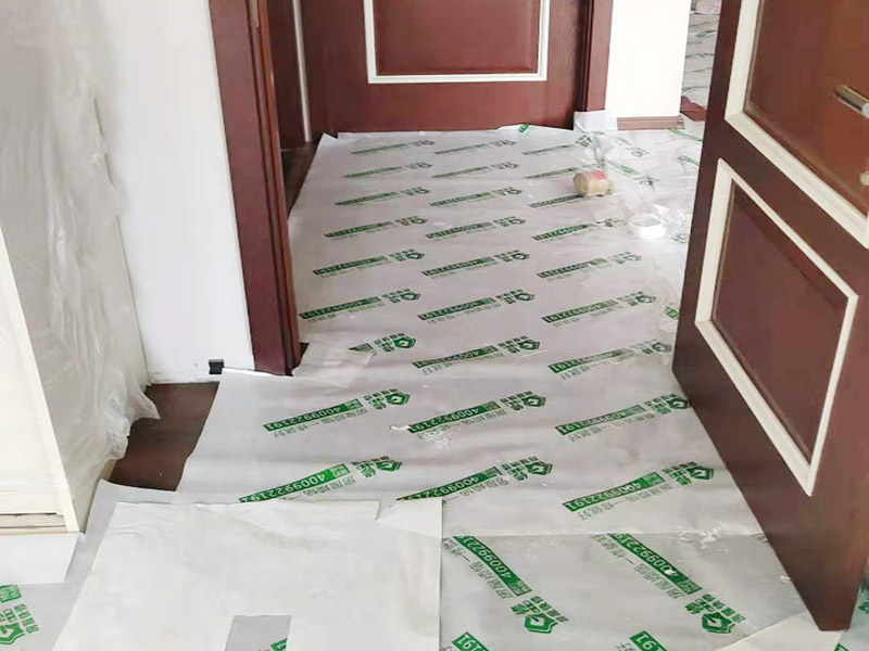 墻面修補(bǔ)成品保護(hù)：安裝完成的墻面板應(yīng)將轉(zhuǎn)角、門框及柱子等陽角部位用柔性紙板或塑料泡沫進(jìn)行包裹，在明顯的區(qū)域內(nèi)做好成品保護(hù)標(biāo)示防止，尤其在人手所能觸及的范圍內(nèi)做好防護(hù)，防止污染和磕碰等損壞。水暖、電、通風(fēng)等工種應(yīng)在板塊墻面前施工，防止損壞面板。拆除腳手架子時(shí)嚴(yán)格按照腳手架方案進(jìn)行拆除，注意不要碰撞墻面損壞面板。