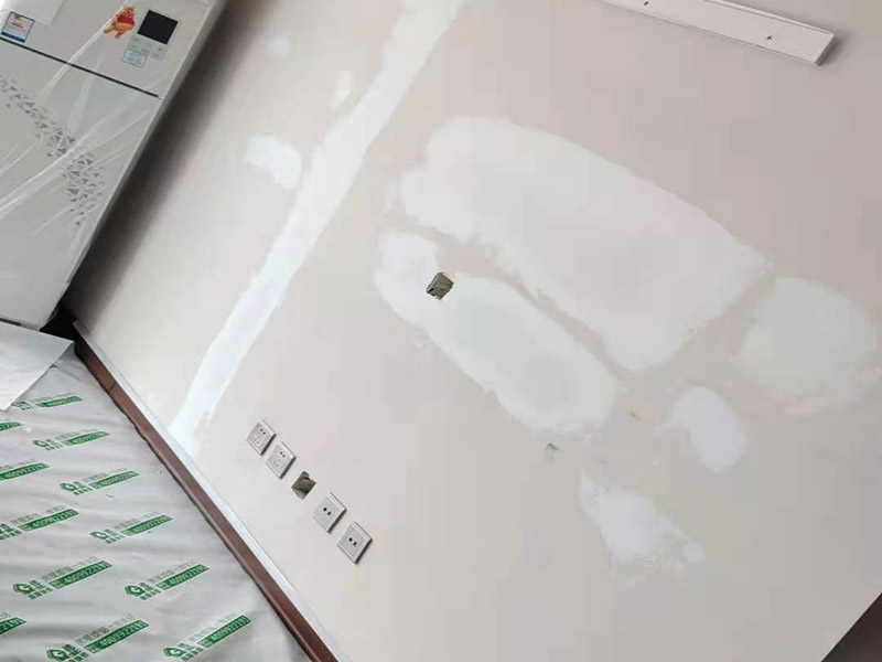 墻面修補(bǔ)成品保護(hù)：安裝完成的墻面板應(yīng)將轉(zhuǎn)角、門框及柱子等陽角部位用柔性紙板或塑料泡沫進(jìn)行包裹，在明顯的區(qū)域內(nèi)做好成品保護(hù)標(biāo)示防止，尤其在人手所能觸及的范圍內(nèi)做好防護(hù)，防止污染和磕碰等損壞。水暖、電、通風(fēng)等工種應(yīng)在板塊墻面前施工，防止損壞面板。拆除腳手架子時(shí)嚴(yán)格按照腳手架方案進(jìn)行拆除，注意不要碰撞墻面損壞面板。