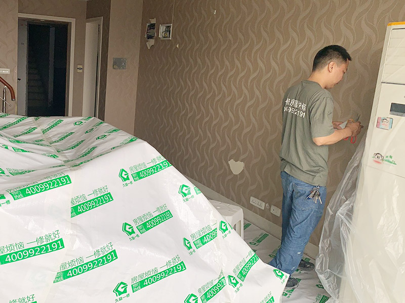 客廳家具空調(diào)成品保護(hù)：舊房墻面刷新會(huì)有點(diǎn)麻煩的，比較珍貴的家具建議搬走，或者和一些冰箱空調(diào)之類的可以放在現(xiàn)場(chǎng)讓裝飾公司成品保護(hù)起來，這樣即省了搬運(yùn)費(fèi)，也避免家具空調(diào)等二次污染。