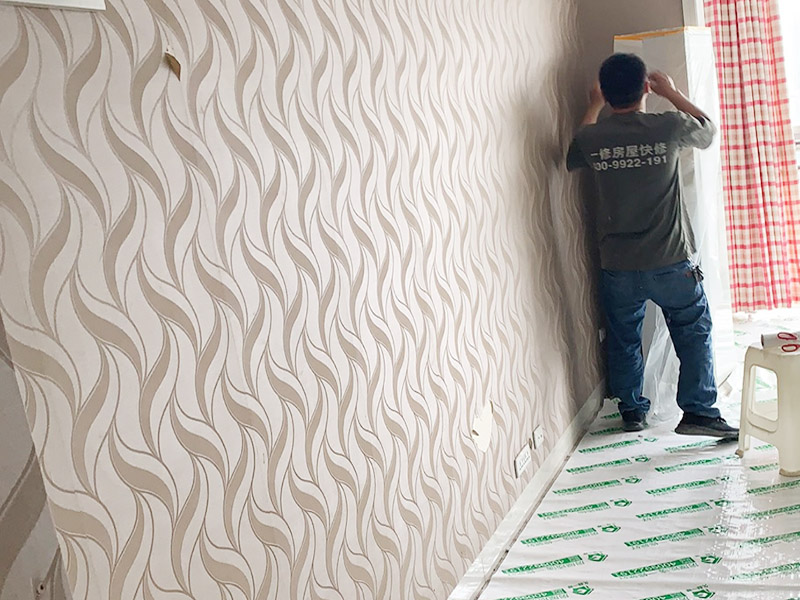 客廳家具空調(diào)成品保護(hù)：舊房墻面刷新會(huì)有點(diǎn)麻煩的，比較珍貴的家具建議搬走，或者和一些冰箱空調(diào)之類的可以放在現(xiàn)場(chǎng)讓裝飾公司成品保護(hù)起來，這樣即省了搬運(yùn)費(fèi)，也避免家具空調(diào)等二次污染。