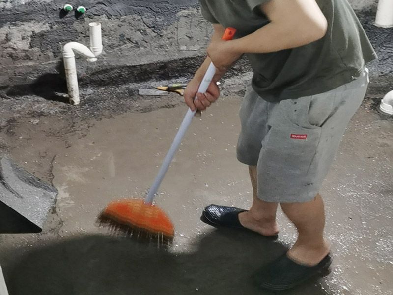 衛(wèi)生間基層清理打掃：廚衛(wèi)是家里水汽最大的地方，尤其是衛(wèi)生間，需要使用大量水進(jìn)行洗浴，而且每天都要使用，如果不處理好，每天上班都沒心情，所以衛(wèi)生間的防水就一定要認(rèn)真對待。首先基層需要清理干凈，正所謂萬丈高樓基礎(chǔ)最重要。