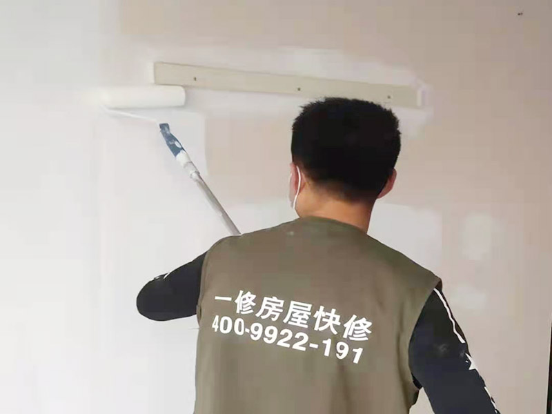 開(kāi)關(guān)電路安裝修補(bǔ)：可以用水泥砂漿填實(shí)抹平，待干后，用免膠石膏找平再批膩?zhàn)?。線槽修補(bǔ)不好，以后線路的話就會(huì)露出來(lái)的，時(shí)間長(zhǎng)了就會(huì)老化破損的。最后還要再鑿墻重新布線安裝。