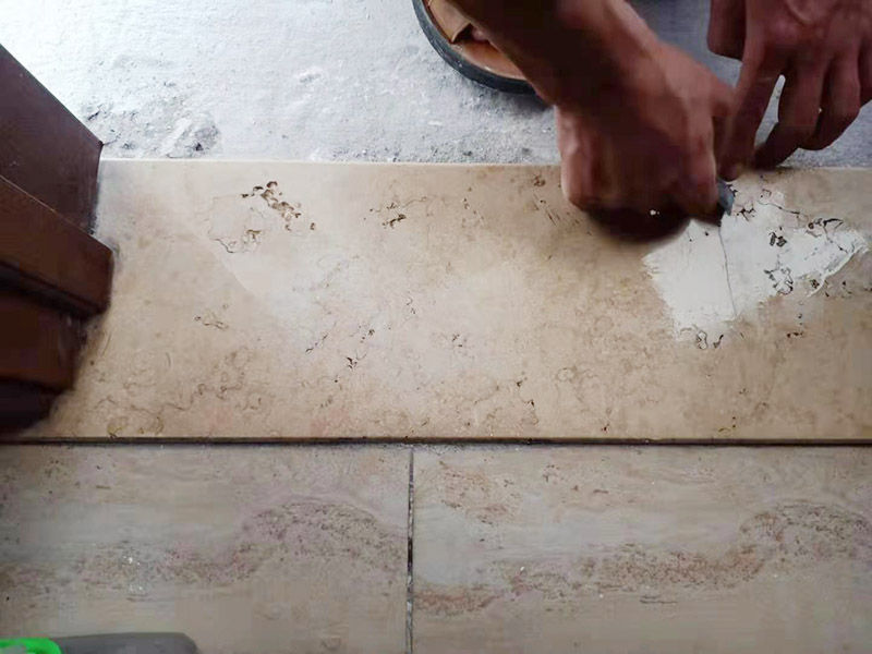 門檻石裂縫修復(fù)：斷裂比較多的通常是衛(wèi)生間門口的門檻石，因?yàn)樾l(wèi)生間過于潮濕，而天然石材吸水性很強(qiáng)，水分過多之后石材就更加脆，容易斷裂。用云石膠調(diào)制成和過門石一樣的顏色，然后嵌入縫隙并打磨光滑就好。