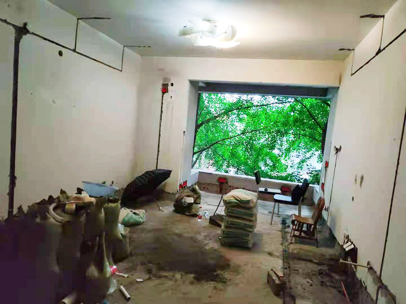 全屋水電改造施工：裝修一套房，水電工作是隱蔽工程，改造完畢后，各種水管、電線等都需埋在墻面、地下或吊頂里，后期不能進(jìn)行檢查維修，因此入墻材料的質(zhì)量就是重中之重必須做好。而如何規(guī)劃水電走向呢？就需要前期將家電家具的位置尺寸都定好，多預(yù)備幾個空余，以后使用起來才不會后悔莫及。