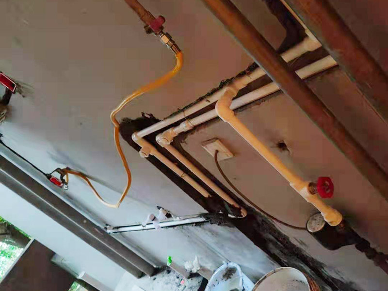 全屋水電改造施工：裝修一套房，水電工作是隱蔽工程，改造完畢后，各種水管、電線等都需埋在墻面、地下或吊頂里，后期不能進(jìn)行檢查維修，因此入墻材料的質(zhì)量就是重中之重必須做好。而如何規(guī)劃水電走向呢？就需要前期將家電家具的位置尺寸都定好，多預(yù)備幾個空余，以后使用起來才不會后悔莫及。