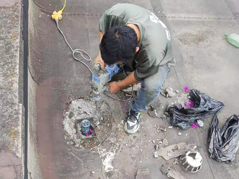 屋頂排水管疏通防水：屋頂排水不做好，不止是樓頂住戶遭殃哦，如果上面沒問題，就是整體防水層出問題了，結(jié)構(gòu)板阻水，水從薄弱的地方留出很正常，如果這里在下面堵了，會(huì)從別的地方出來。首先就先要將周邊清理干凈然后再電鉆疏通維修。