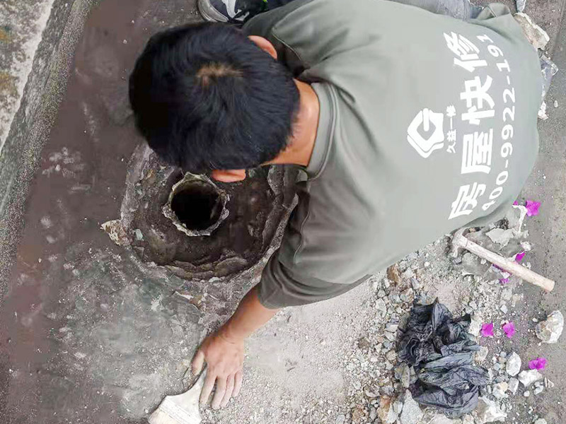 屋頂排水管疏通防水：屋頂排水不做好，不止是樓頂住戶遭殃哦，如果上面沒問題，就是整體防水層出問題了，結(jié)構(gòu)板阻水，水從薄弱的地方留出很正常，如果這里在下面堵了，會(huì)從別的地方出來。首先就先要將周邊清理干凈然后再電鉆疏通維修。