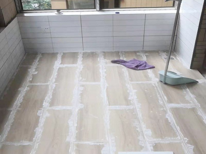 陽臺(tái)拆除后貼磚：在貼磚前一定要對(duì)墻面進(jìn)行仔細(xì)檢查，墻體如有裂紋必須先進(jìn)行處理。如果沒有將膩?zhàn)隅P掉就直接貼磚，會(huì)存在很大的安全隱患，膩?zhàn)颖砻鎾觳蛔∷?，容易造成瓷磚脫落現(xiàn)象的產(chǎn)生，所以在墻面瓷磚鋪貼上一定要注意對(duì)墻面的處理。