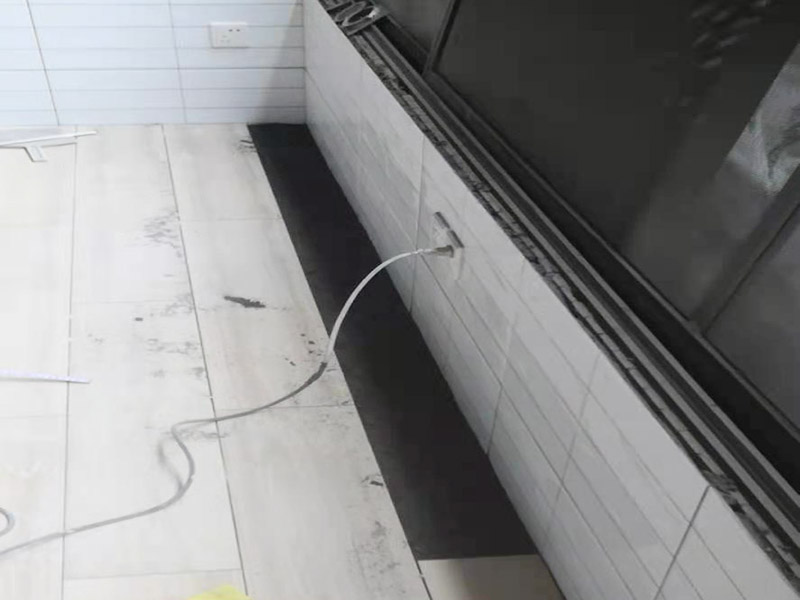 陽臺(tái)拆除后貼磚：在貼磚前一定要對(duì)墻面進(jìn)行仔細(xì)檢查，墻體如有裂紋必須先進(jìn)行處理。如果沒有將膩?zhàn)隅P掉就直接貼磚，會(huì)存在很大的安全隱患，膩?zhàn)颖砻鎾觳蛔∷?，容易造成瓷磚脫落現(xiàn)象的產(chǎn)生，所以在墻面瓷磚鋪貼上一定要注意對(duì)墻面的處理。