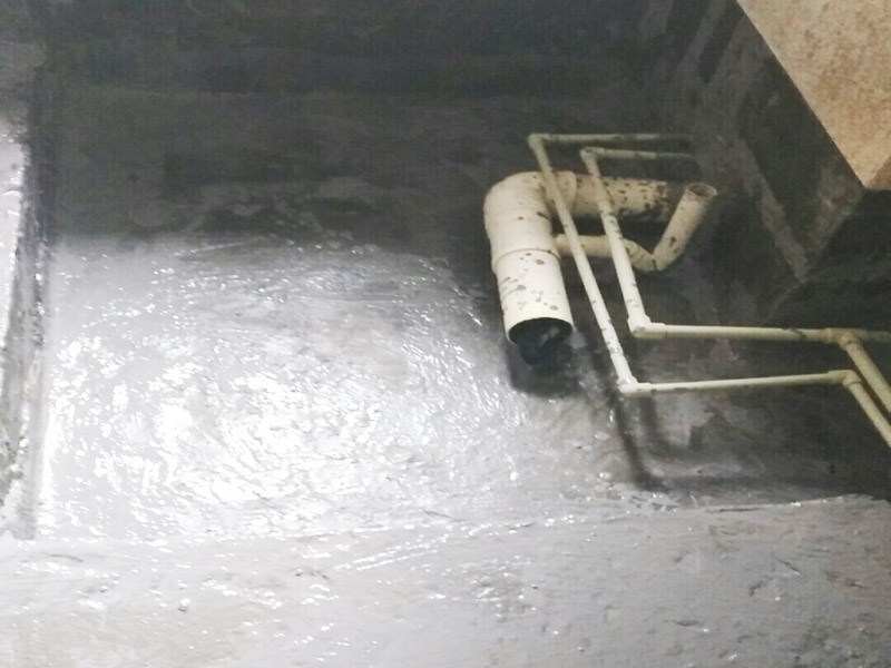 廁所地面找平施工：更換衛(wèi)生間的地磚，在將原有地磚鑿去之后，一定要先用水泥砂漿將地面找平，回填建議最理想用陶粒，次之用輕質(zhì)磚，常用建渣，亦可架空，煤渣也可較少了。然后再做防水處理。攪勻防水材料，要均勻一致，操作時先墻面后地面，從內(nèi)向外退著操作,待干固后做閉水試驗幾天，然后再開始貼磚。