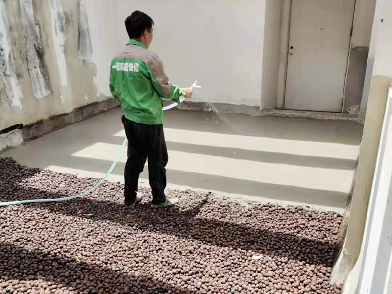 地面陶粒找平：首先需要在地面和墻體連著做兩遍防水，而且墻體的高度最少要高出40公分；然后用混凝土制作若干小格子，并填充防潮陶粒；接著在格子上鋪制鋼筋網(wǎng)，保持陶粒層的牢固；最后在陶粒層上鋪墊混凝土并找平，待干透后再刷素水泥漿就好。