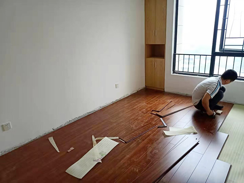 木地板鋪貼案例：首先是先清理地面，清理干凈、平整之后，先要鋪設(shè)一層防潮地墊，在離墻大約預(yù)留1-3英寸的空隙，為了防止地板的第一行的地板滑動，必須用間隔的裝置或者楔子固定。按照一定的角度安在已經(jīng)安裝好的地板上，要保證地板比較長的一邊與上一行板結(jié)合的盡可能緊密。