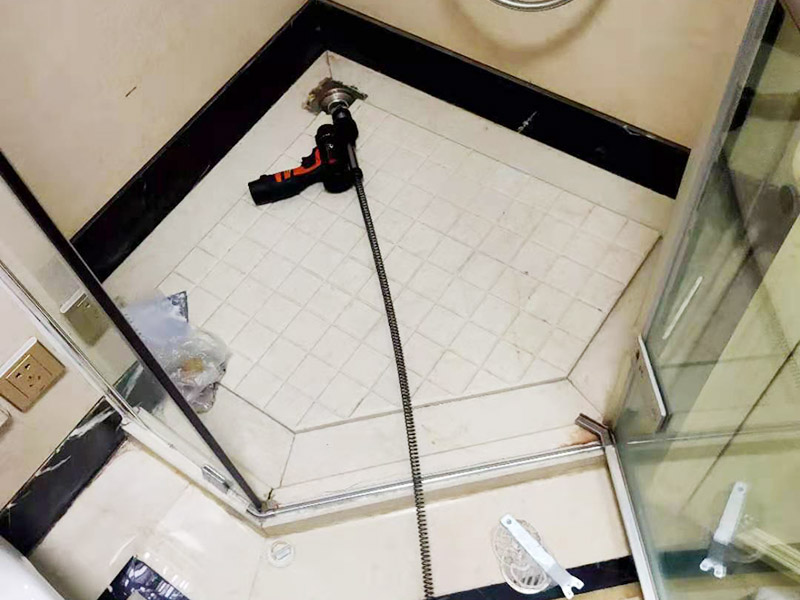 浴室鋼化膜防水涂刷：浴室玻璃墻防水工程和涂料，因?yàn)樵∈覞駳獗容^重，所以都需要耐性比較好的，爆嗮不會(huì)裂開，低溫性也要好的，高溫不變軟，綠樹環(huán)保的，所以要選擇那些具有防水，防腐特點(diǎn)的材料。