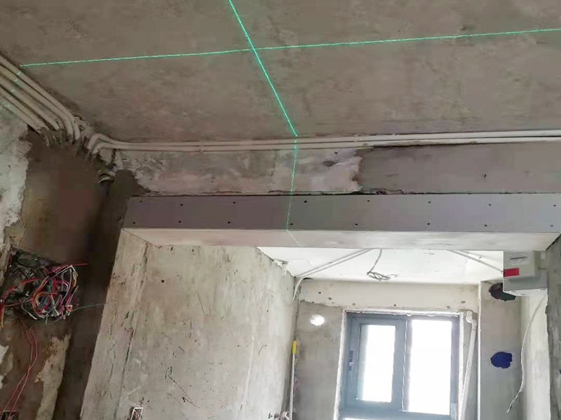 舊房翻新吊頂裝修：首先進行房屋的主體拆除。在做好全屋家具等成品保護，將舊房的墻面、門窗燈進行拆除，重新做好衛(wèi)生間和廚房的防水工作，在拆除的過程中及時清理產(chǎn)生的垃圾，保持房屋的干凈、整潔。