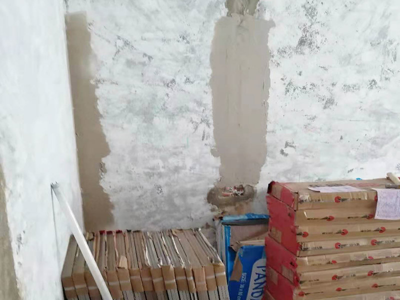 舊房翻新吊頂裝修：首先進行房屋的主體拆除。在做好全屋家具等成品保護，將舊房的墻面、門窗燈進行拆除，重新做好衛(wèi)生間和廚房的防水工作，在拆除的過程中及時清理產(chǎn)生的垃圾，保持房屋的干凈、整潔。