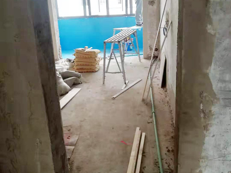 舊房翻新吊頂裝修：首先進行房屋的主體拆除。在做好全屋家具等成品保護，將舊房的墻面、門窗燈進行拆除，重新做好衛(wèi)生間和廚房的防水工作，在拆除的過程中及時清理產(chǎn)生的垃圾，保持房屋的干凈、整潔。