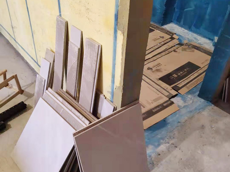 毛坯房貼磚裝修：毛坯房的墻面，并不是沒有用水泥砂漿粉刷過，一般來說，只要是平整的，就可以貼瓷磚的。如果墻面的平整度、垂直度有些不夠好，那么也是可以用水泥砂漿進行修補處理的?；蛘哒f是先用專用的防水涂料或者砂漿防水劑來做好防水，其中如果是使用的防水涂料，那么為了保證防水層的強度和貼磚的粘性，是需要先做一個砂漿的保護層，然后再使用瓷磚膠來鋪貼瓷磚就沒問題了。