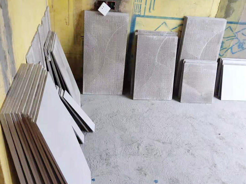 毛坯房貼磚裝修：毛坯房的墻面，并不是沒有用水泥砂漿粉刷過，一般來說，只要是平整的，就可以貼瓷磚的。如果墻面的平整度、垂直度有些不夠好，那么也是可以用水泥砂漿進行修補處理的?；蛘哒f是先用專用的防水涂料或者砂漿防水劑來做好防水，其中如果是使用的防水涂料，那么為了保證防水層的強度和貼磚的粘性，是需要先做一個砂漿的保護層，然后再使用瓷磚膠來鋪貼瓷磚就沒問題了。