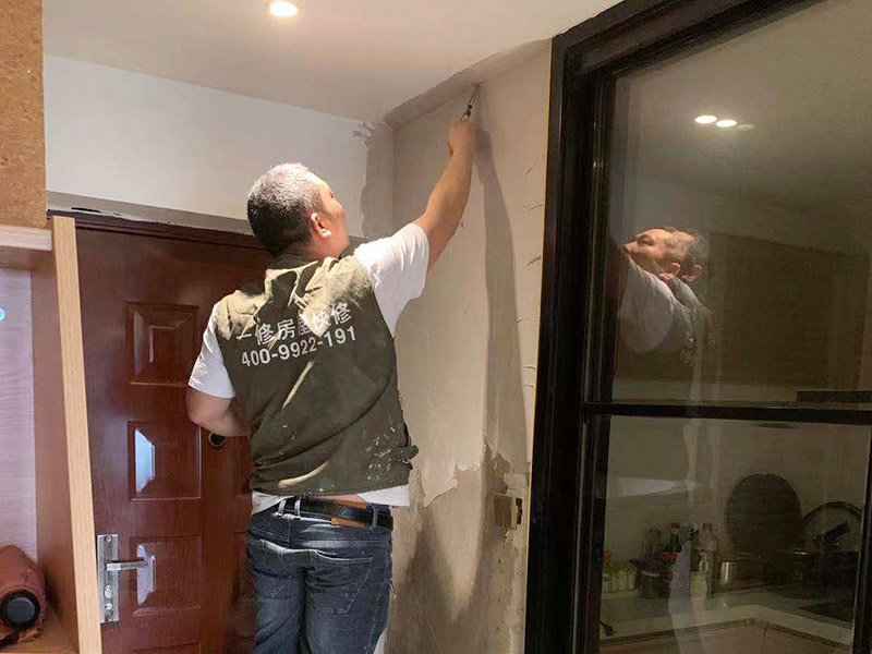 入戶門墻面翻新：翻新前，需要先將舊漆面鏟除干凈，之后在進(jìn)行打磨，將墻面的浮沉雜物都清理干凈。然后基層做完后，需要將施工區(qū)域的家具物件移除，避免在翻新過程中，使家具受到損傷。檢測一下墻面的平整度，膩?zhàn)庸蝺杀榧纯?，再刷底漆，最后?duì)墻面進(jìn)行油漆涂刷。注意施工完后要記得通風(fēng)哦。