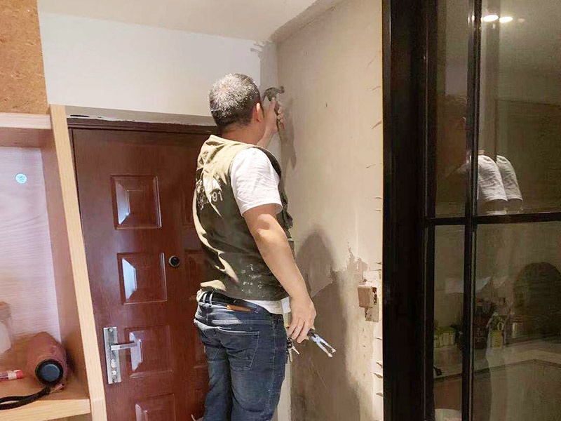 入戶門墻面翻新：翻新前，需要先將舊漆面鏟除干凈，之后在進(jìn)行打磨，將墻面的浮沉雜物都清理干凈。然后基層做完后，需要將施工區(qū)域的家具物件移除，避免在翻新過程中，使家具受到損傷。檢測一下墻面的平整度，膩?zhàn)庸蝺杀榧纯桑偎⒌灼?，最后?duì)墻面進(jìn)行油漆涂刷。注意施工完后要記得通風(fēng)哦。