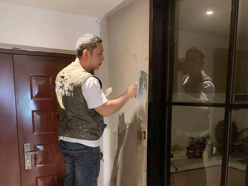 入戶門墻面翻新：翻新前，需要先將舊漆面鏟除干凈，之后在進(jìn)行打磨，將墻面的浮沉雜物都清理干凈。然后基層做完后，需要將施工區(qū)域的家具物件移除，避免在翻新過程中，使家具受到損傷。檢測一下墻面的平整度，膩?zhàn)庸蝺杀榧纯?，再刷底漆，最后?duì)墻面進(jìn)行油漆涂刷。注意施工完后要記得通風(fēng)哦。