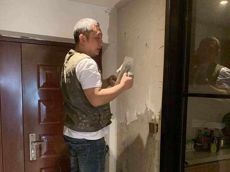 入戶門墻面翻新：翻新前，需要先將舊漆面鏟除干凈，之后在進(jìn)行打磨，將墻面的浮沉雜物都清理干凈。然后基層做完后，需要將施工區(qū)域的家具物件移除，避免在翻新過程中，使家具受到損傷。檢測一下墻面的平整度，膩?zhàn)庸蝺杀榧纯?，再刷底漆，最后?duì)墻面進(jìn)行油漆涂刷。注意施工完后要記得通風(fēng)哦。