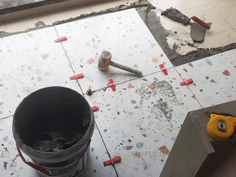 陽臺地磚不拆除鋪貼：不拆除原地磚,在原地磚上再鋪地磚可以嗎？可以，這樣能省一些成本，不過效果可能就沒有拆除地磚來的好。先將舊瓷磚的表面清理干凈，然后使用瓷磚粘結(jié)劑在舊瓷磚上做一層基礎(chǔ)涂刷，新的瓷磚背面也要抹上一層粘結(jié)劑（涂抹厚度只要覆蓋住背面的紋理即可），之后就可以直接貼新瓷磚了。