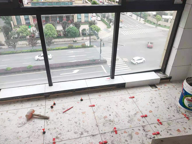 陽臺地磚不拆除鋪貼：不拆除原地磚,在原地磚上再鋪地磚可以嗎？可以，這樣能省一些成本，不過效果可能就沒有拆除地磚來的好。先將舊瓷磚的表面清理干凈，然后使用瓷磚粘結(jié)劑在舊瓷磚上做一層基礎(chǔ)涂刷，新的瓷磚背面也要抹上一層粘結(jié)劑（涂抹厚度只要覆蓋住背面的紋理即可），之后就可以直接貼新瓷磚了。