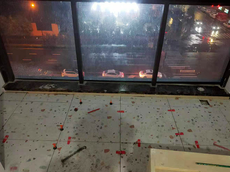 陽臺地磚不拆除鋪貼：不拆除原地磚,在原地磚上再鋪地磚可以嗎？可以，這樣能省一些成本，不過效果可能就沒有拆除地磚來的好。先將舊瓷磚的表面清理干凈，然后使用瓷磚粘結(jié)劑在舊瓷磚上做一層基礎(chǔ)涂刷，新的瓷磚背面也要抹上一層粘結(jié)劑（涂抹厚度只要覆蓋住背面的紋理即可），之后就可以直接貼新瓷磚了。