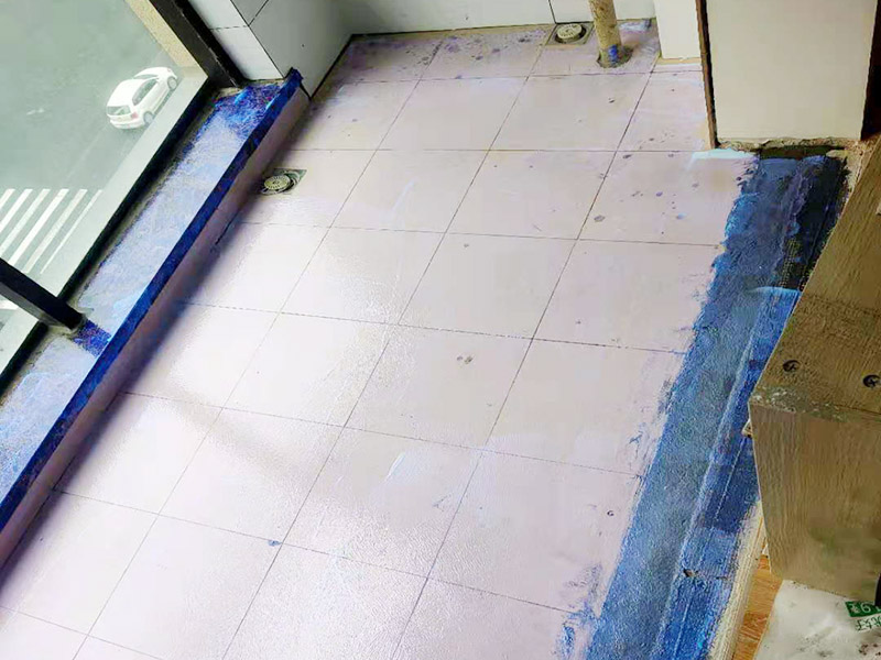 陽臺地磚不拆除鋪貼：不拆除原地磚,在原地磚上再鋪地磚可以嗎？可以，這樣能省一些成本，不過效果可能就沒有拆除地磚來的好。先將舊瓷磚的表面清理干凈，然后使用瓷磚粘結(jié)劑在舊瓷磚上做一層基礎(chǔ)涂刷，新的瓷磚背面也要抹上一層粘結(jié)劑（涂抹厚度只要覆蓋住背面的紋理即可），之后就可以直接貼新瓷磚了。