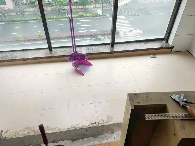 陽臺地磚不拆除鋪貼：不拆除原地磚,在原地磚上再鋪地磚可以嗎？可以，這樣能省一些成本，不過效果可能就沒有拆除地磚來的好。先將舊瓷磚的表面清理干凈，然后使用瓷磚粘結(jié)劑在舊瓷磚上做一層基礎(chǔ)涂刷，新的瓷磚背面也要抹上一層粘結(jié)劑（涂抹厚度只要覆蓋住背面的紋理即可），之后就可以直接貼新瓷磚了。